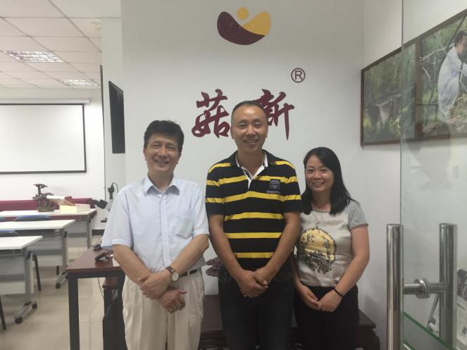 王強(qiáng)老師、菇新創(chuàng)始人顧越峰、李總合影