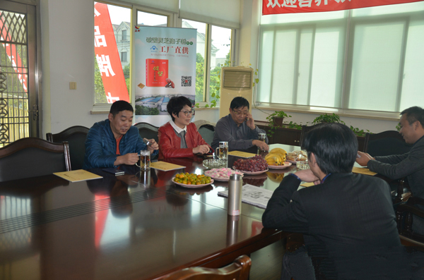 腫瘤俱樂(lè)部會(huì)長(zhǎng)袁正平（右一）一行人