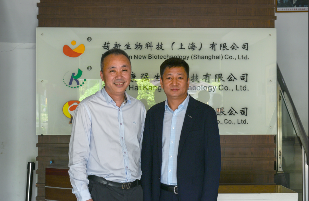 大漢靈芝掌門人（左）與中國(guó)保健協(xié)副理事長(zhǎng)徐華峰（右）